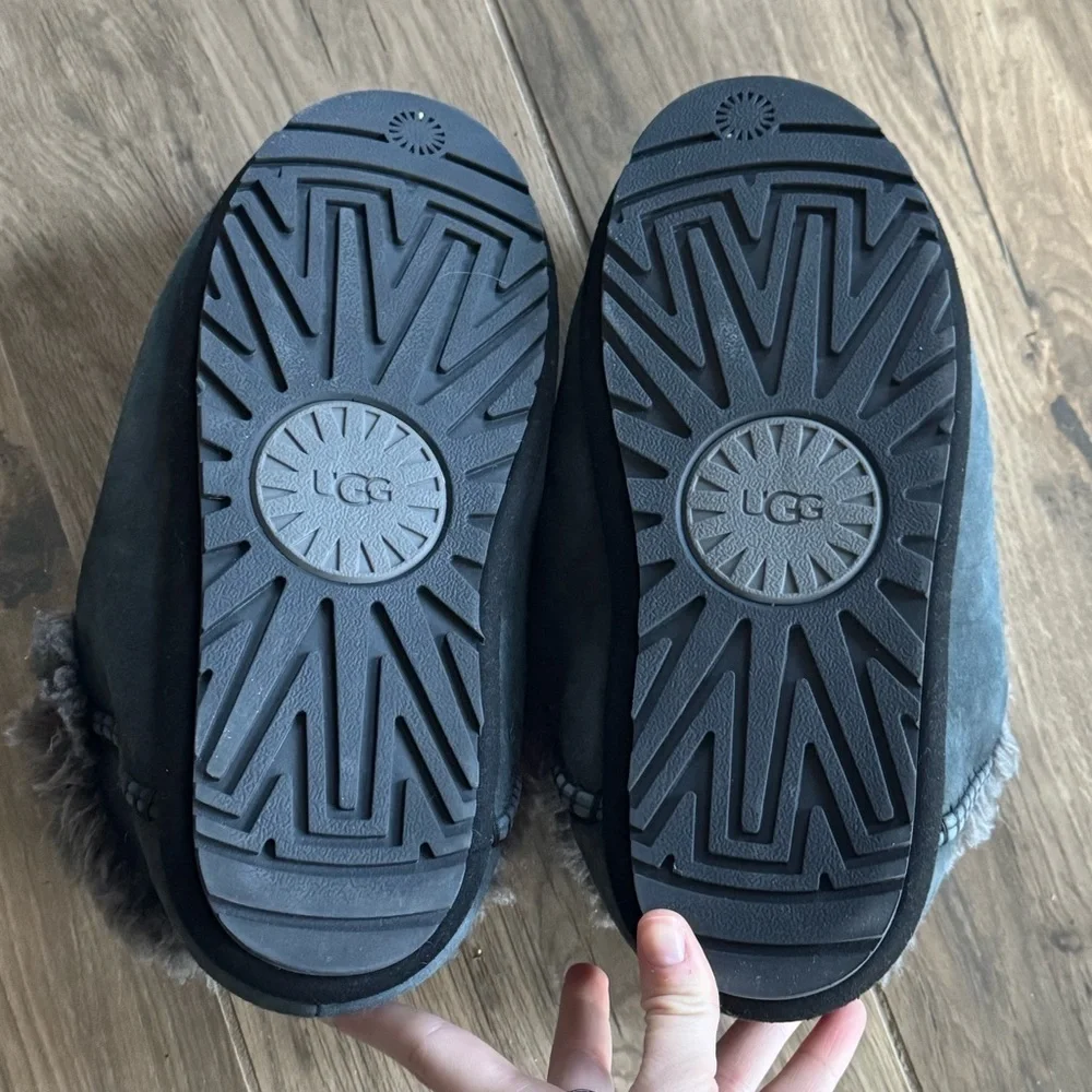UGG Anders Slippers in Navy Blue